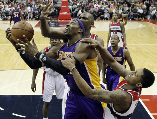 Επιτέλους νίκη για τους Λέικερς, συντριβή του Ντάλας στο Τορόντο